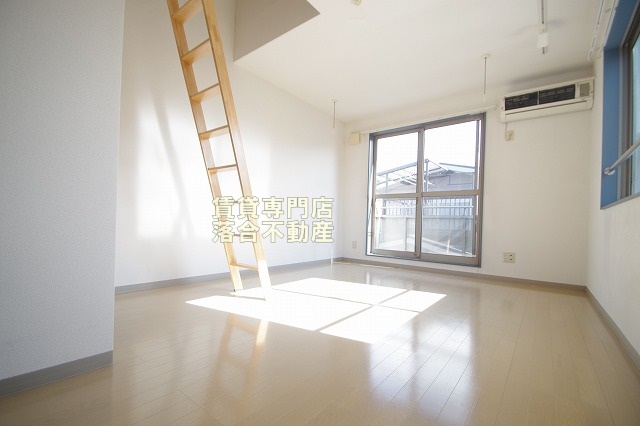 居室・リビング　2面採光の明るいお部屋♪