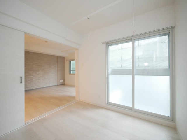 居室・リビング　リビングに隣接した行き来しやすい洋室です♪