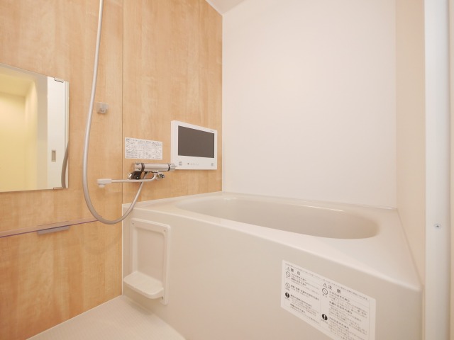 バス・シャワールーム　ゆったりと出来る長方形タイプの浴槽です♪