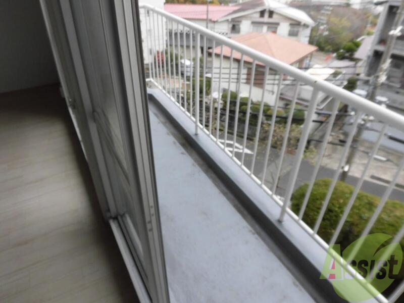 バルコニー　一週間分の洗濯も干せちゃいます。一服もできますよ。