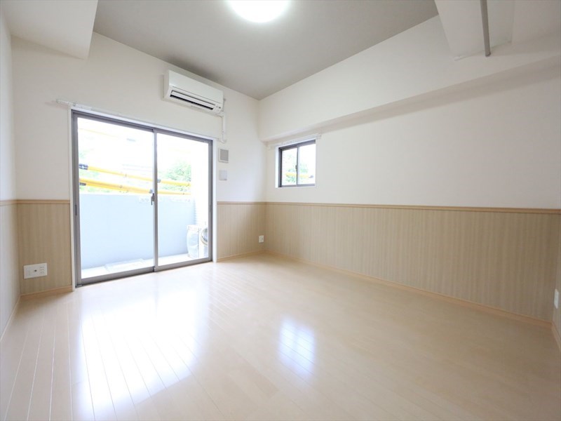 居室・リビング　洋室8.5帖　2面採光　エアコン完備　バルコニー