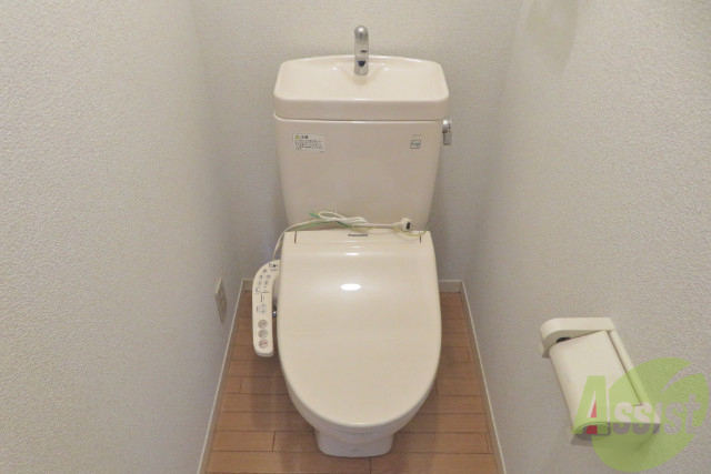 トイレ　お手洗いは温水洗浄付き。これだけは外せません。