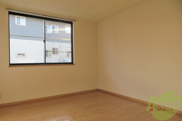 その他部屋・スペース　各お部屋広々としており窓も大きく明るい感じ。