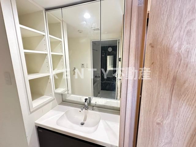 洗面設備　明るい洗面所です