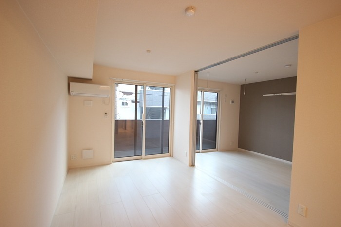 その他部屋・スペース　リビングと洋室がつながる開放感のある間取りです！