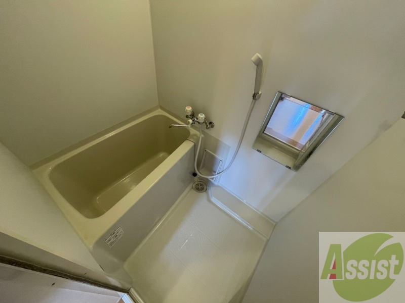 バス・シャワールーム　こちらはお風呂。一日の疲れをここで癒してください。