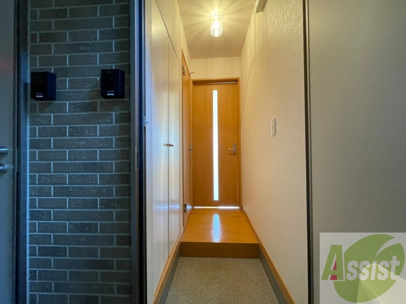 玄関　玄関の様子です。広い洋室にすぐ繋がっています。