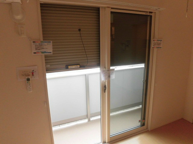 セキュリティ　シャッター雨戸(３か所の窓に各あり)
