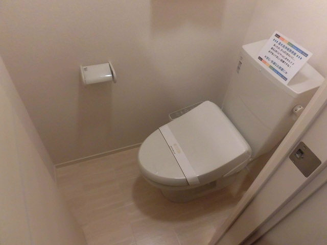 トイレ　温水洗浄便座付のトイレ　バストイレ別