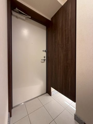 玄関　同シリーズ物件のモデルルームになります※現況優先