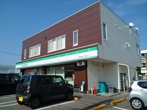 コンビニ　ファミリーマート 新根塚町二丁目店（コンビニ）まで1596m