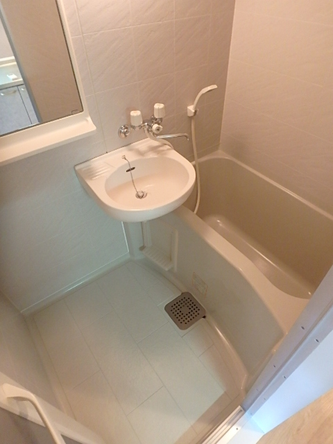 バス・シャワールーム　清潔感のあるバスルームです。