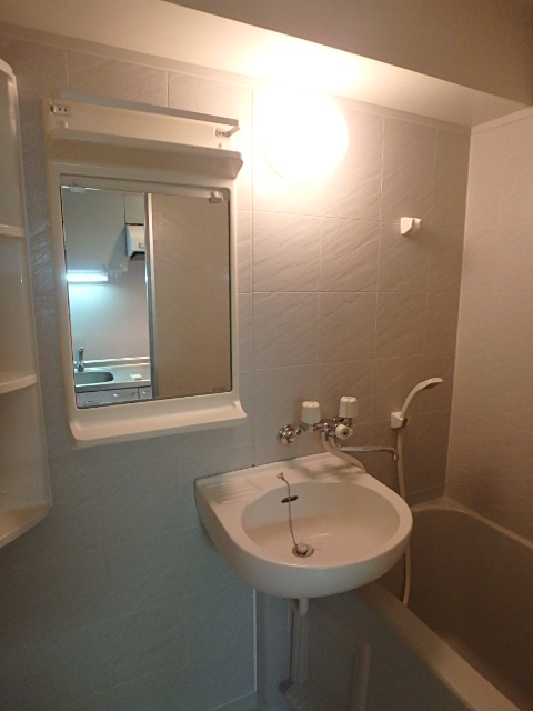 洗面設備　鏡付きの洗面台です。