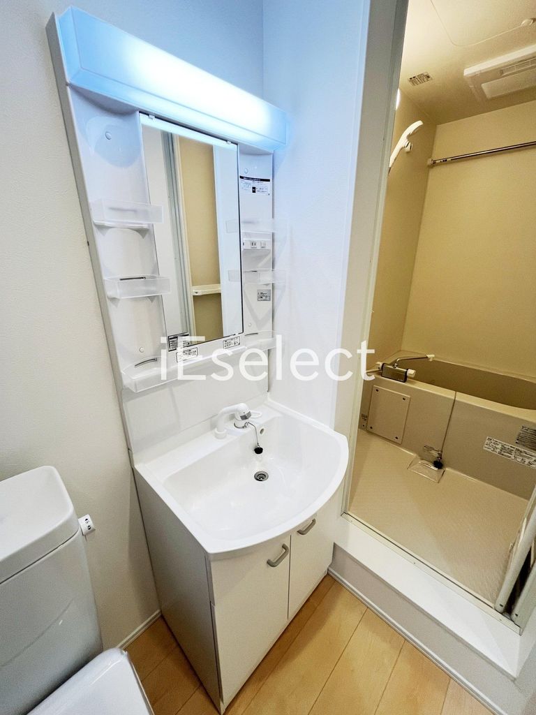 洗面設備　毎朝の準備に便利な独立洗面台です。