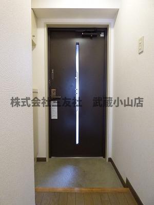 玄関　※反転タイプの写真です。