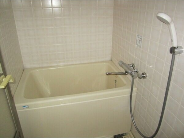 バス・シャワールーム　※写真は同じマンションの違う部屋のものになります。