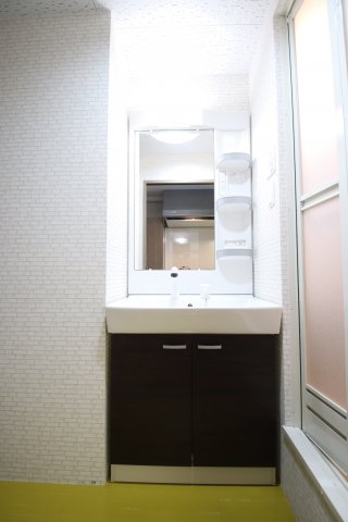 洗面設備　スペースが確保できる洗面所です