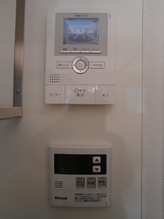 その他設備　録画機能付きインターホンと給湯リモコン