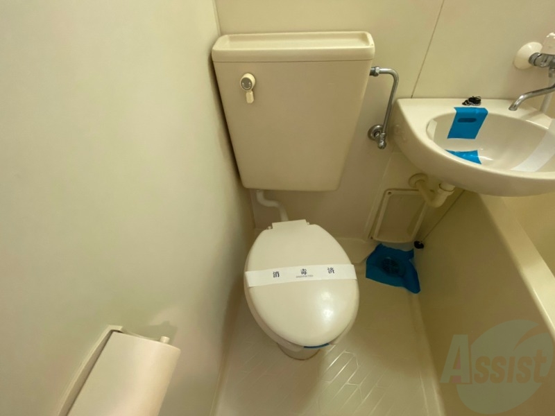 トイレ　ユニットバス内のトイレです。一人暮らしなら十分ですね。