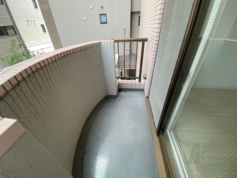 バルコニー　バルコニーです。洗濯物を干すもよし、一息つくもよしですね。