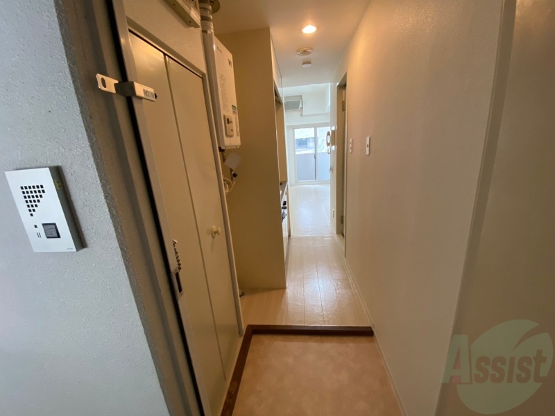 玄関　玄関の様子です。キッチンが広がっています。