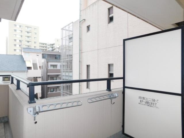 バルコニー　バルコニーには物干し竿もあります。