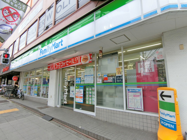 コンビニ　ファミリーマート 代沢五丁目店（コンビニ）まで300m