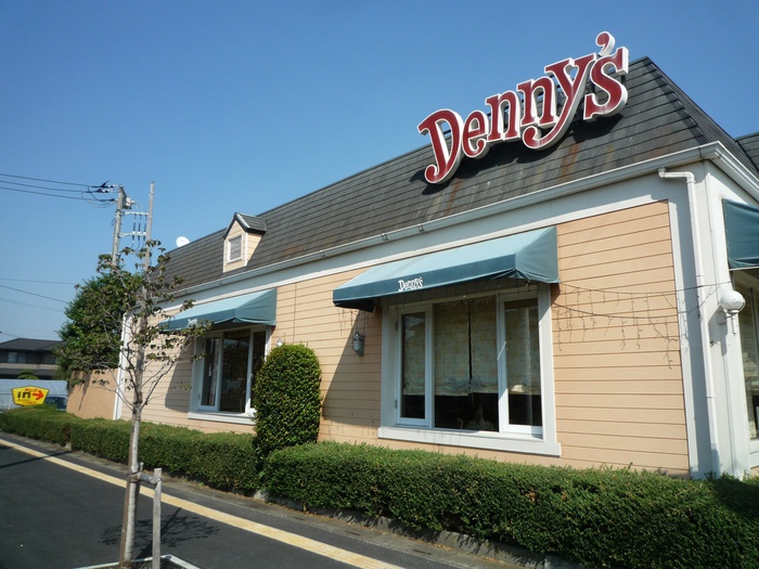 飲食店　デニーズ（飲食店）まで590m