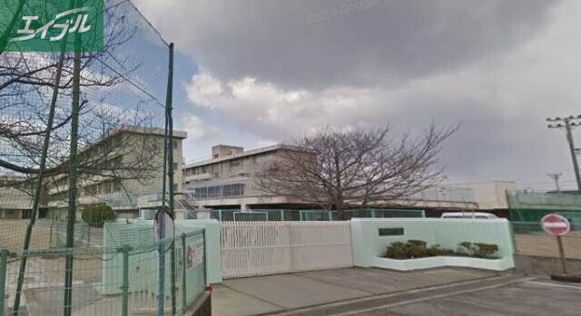 小学校　岡山市立芳泉小学校（小学校）まで831m