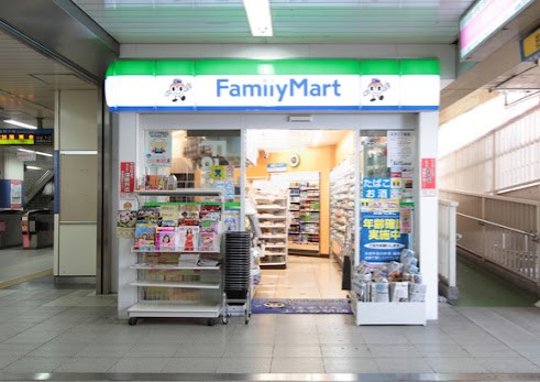 コンビニ　ファミリーマート はまりん上永谷駅店（コンビニ）まで673m