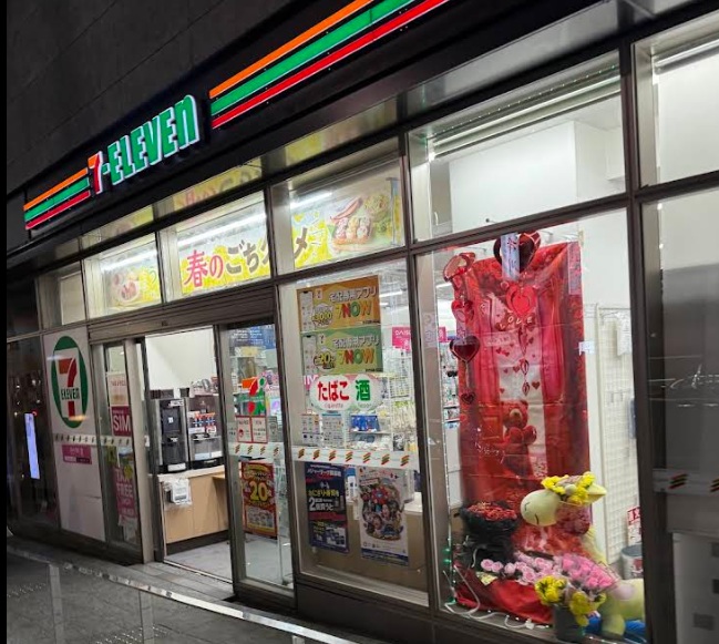 コンビニ　セブンイレブン赤坂3丁目一ツ木通り店（コンビニ）まで75m
