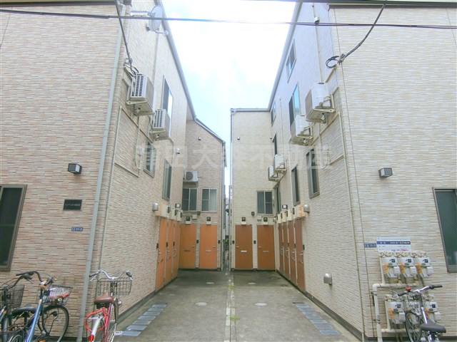 建物外観　20010年11月築　木造地上2階建て総戸数11戸の人気賃貸