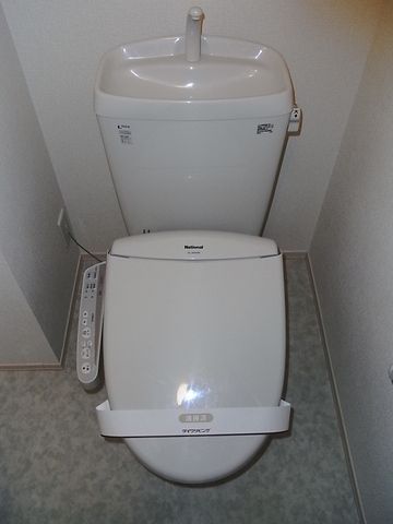 トイレ　温水洗浄機能付き暖房便座