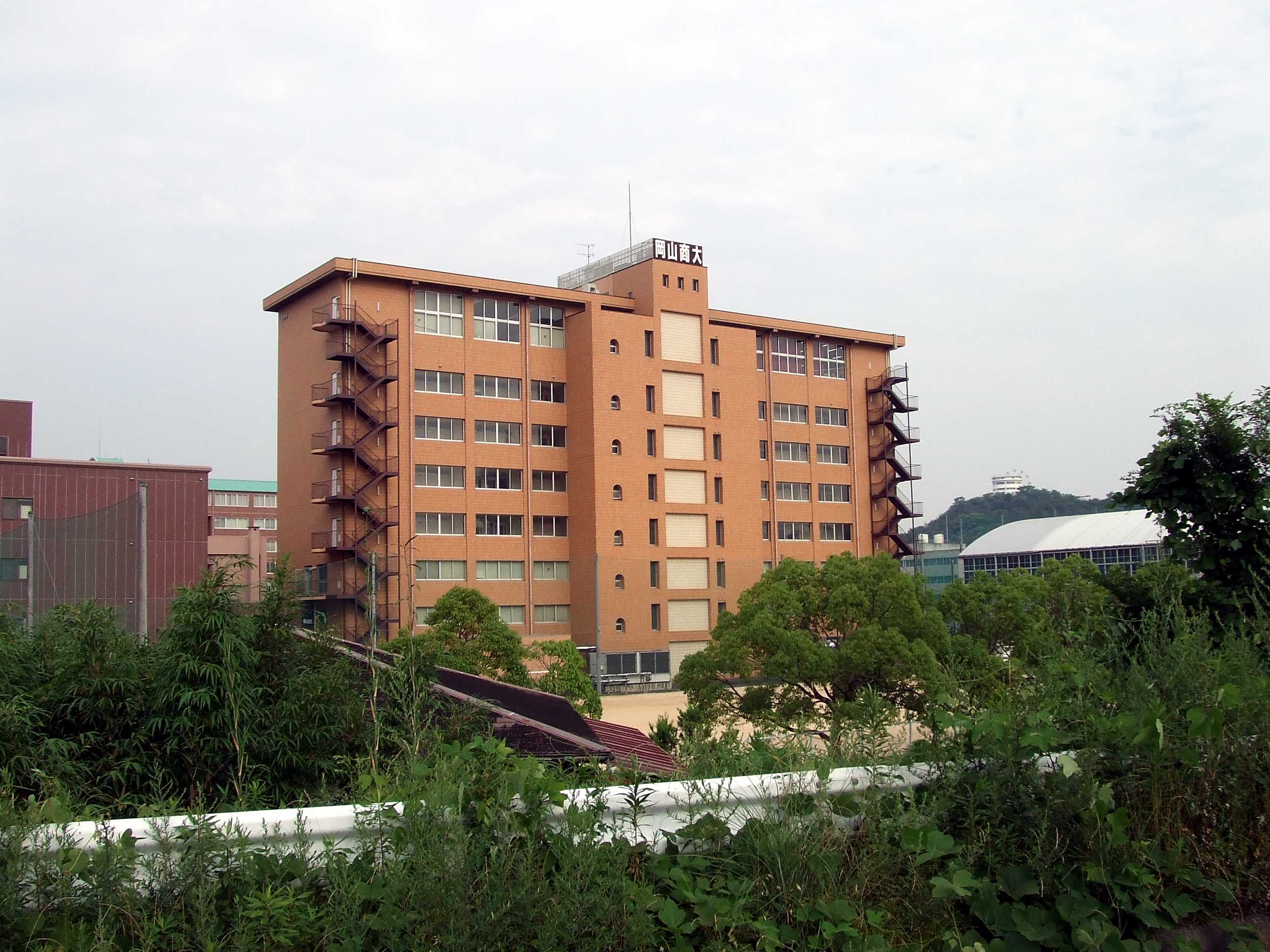大学・短大　私立岡山商科大学（大学・短大）まで383m