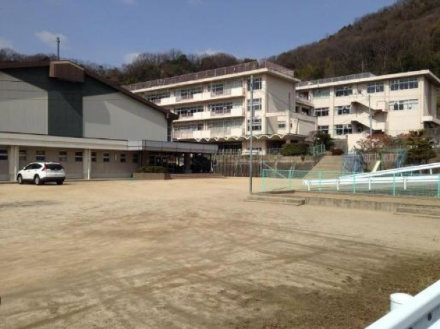 小学校　岡山市立津島小学校（小学校）まで809m