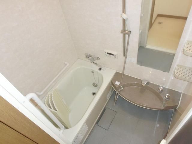 バス・シャワールーム　★手すりもついていてお過ごしやすいバスルームです★