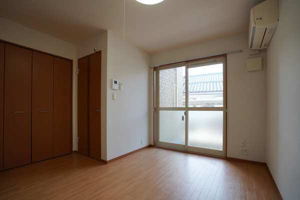 居室・リビング　同じ建物の別なお部屋