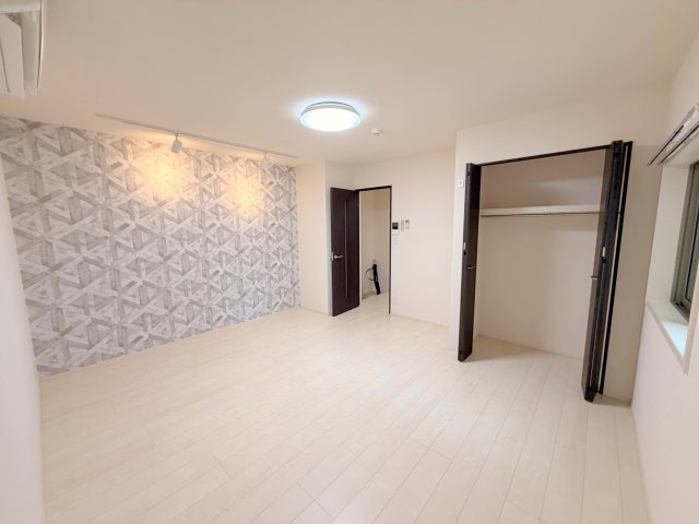 その他部屋・スペース　ゆとりのあるベッドルームで快適な睡眠をとってくださいね。