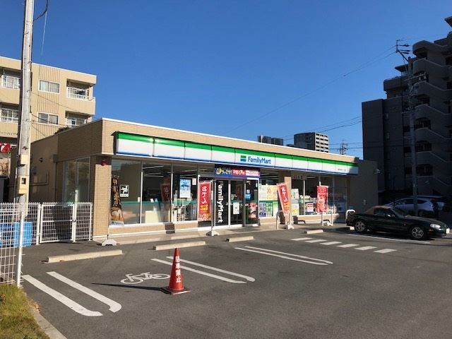 コンビニ　ファミリーマート（コンビニ）まで340m