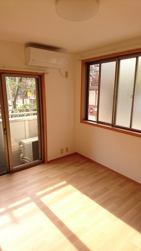 居室・リビング　★居室部分約6帖。2面採光で明るいお部屋です