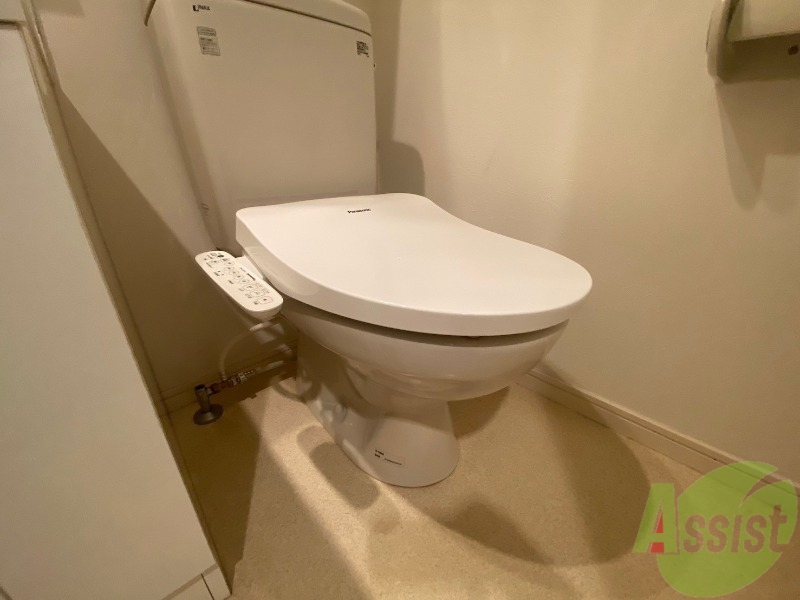 トイレ　トイレは水洗になっており、横のボタンで操作可能です。