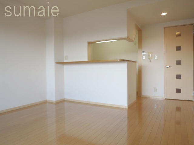 居室・リビング　カウンターキッチンのついた１３帖のゆったりとしたリビングです