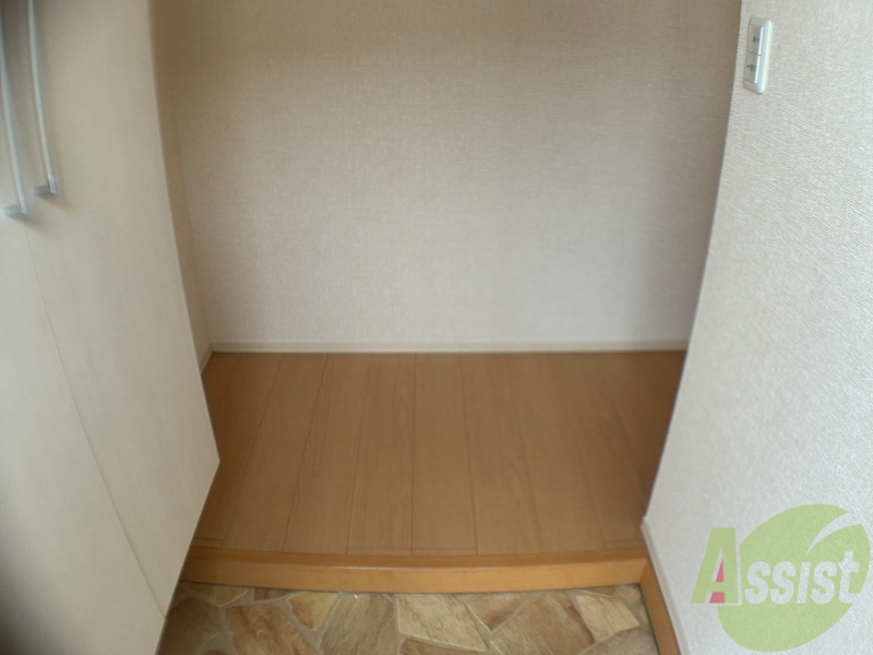 玄関　玄関です。玄関も明るくて靴の着脱がしやすそうですね。