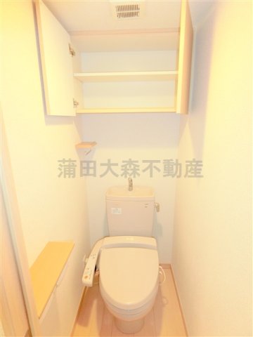 トイレ　棚収納に温水洗浄便座付きのトイレ