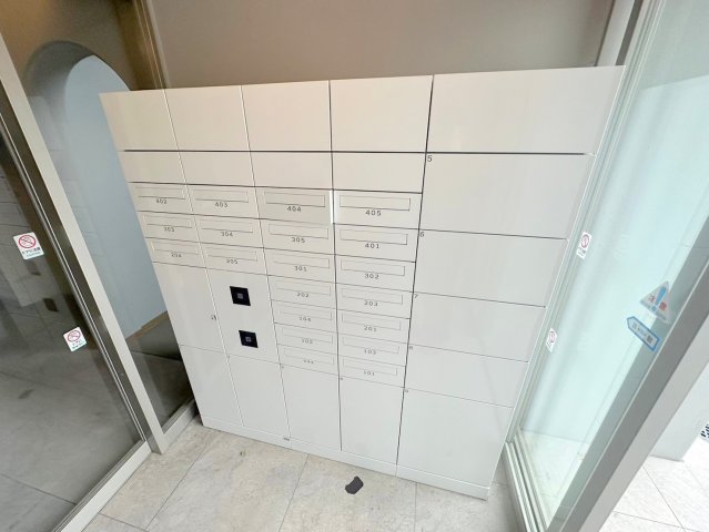 ロビー　ロビーにある各部屋毎のメールボックス。