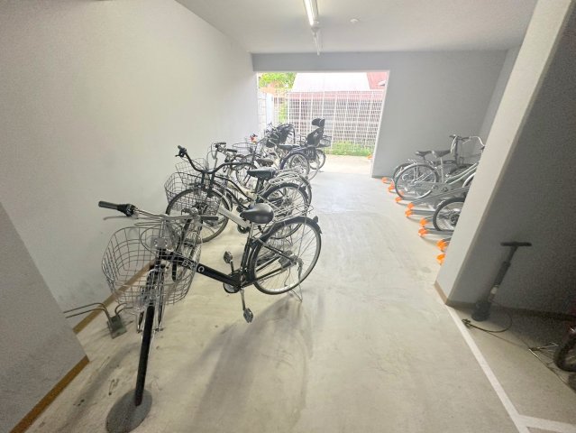 駐車場　敷地内には入居者専用の駐輪スペースもあります。
