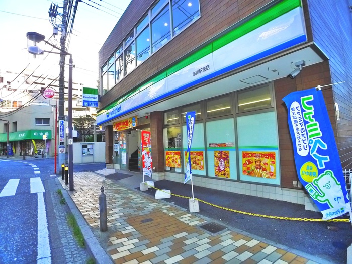コンビニ　ファミリーマート（コンビニ）まで141m
