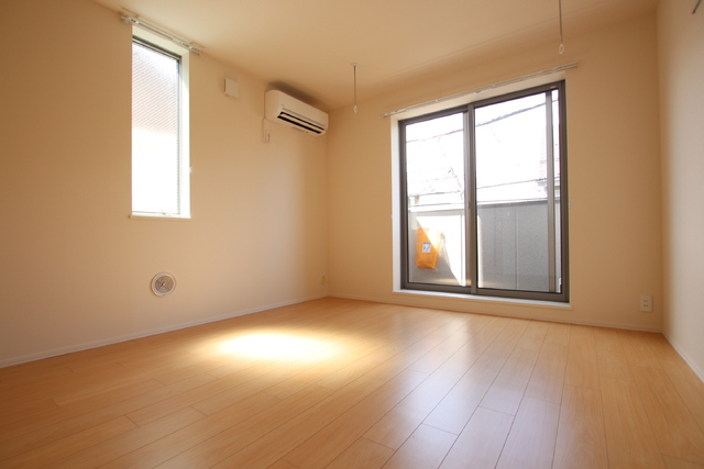 居室・リビング　光が差し込む明るいお部屋です♪