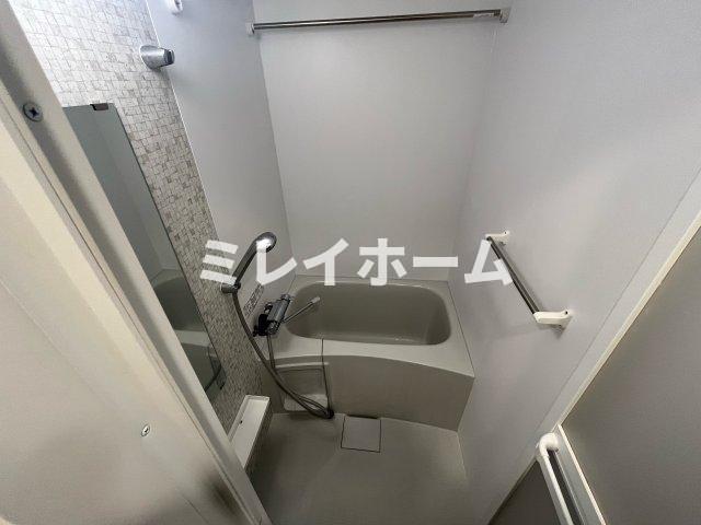 バス・シャワールーム　同建物内、別のお部屋の参考写真になります。