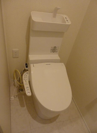 トイレ　落ち着いた色調のトイレです